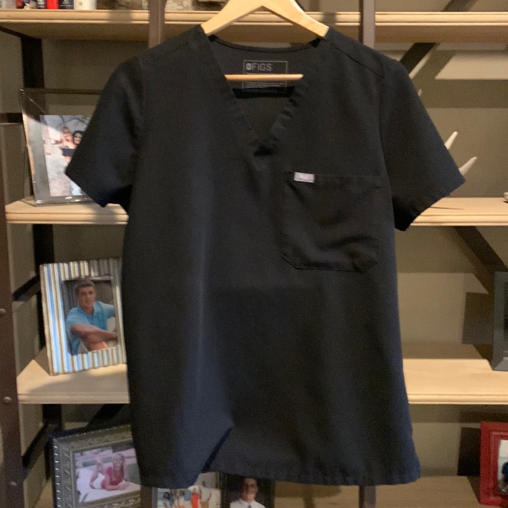 Figs Catarina black one-pocket scrub top size medium